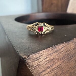 Avon Vintage Treasured Memories Ring Size 8, red garnet, goldtone